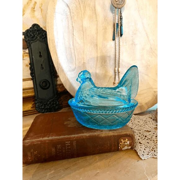 Mosser Glass Blue Hen on Nest – LG Wright Mold – Split Tail – Woven Nest Covered - Picture 3 of 5